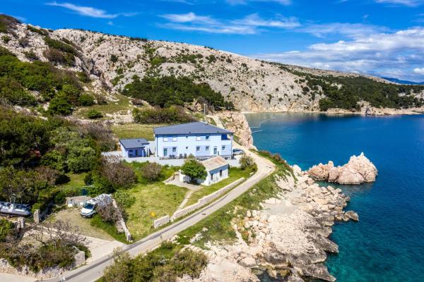 På billedet ses objektet Apartments by the sea Baska, Krk - 18824 beliggende i byen Baška.