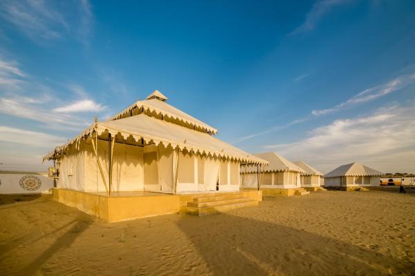 Na fotografii je vidět objekt Bhavya Resort - Luxury Boutique Desert Camp nacházející se ve městě Chhilro.