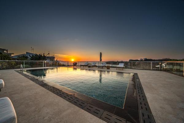 Na foto é possível ver o objeto Villa Poseidon One - Sunset & Sea Front Villa localizado na cidade de Chorafakia.