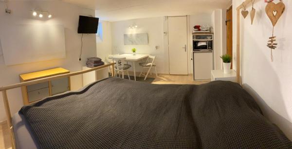 A la foto es mostra l'objecte Simple & Functional Basement Stay with Private Bath situat a la ciutat de Scharnitz.