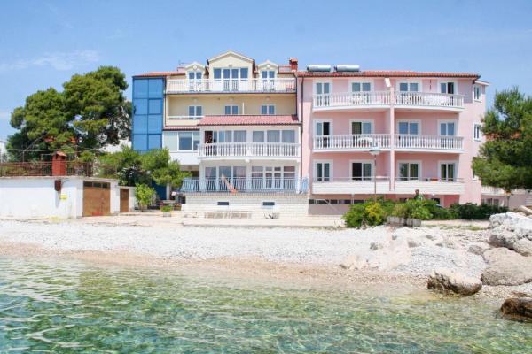 A la foto es mostra l'objecte Apartments by the sea Primosten - 4177 situat a la ciutat de Primošten.