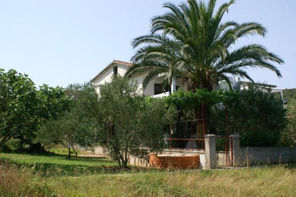 Na foto é possível ver o objeto Holiday apartments Vrgada, Biograd - 4200 localizado na cidade de Vrgada.
