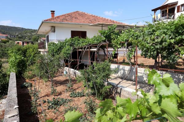 På billedet ses objektet Apartments with parking space Vinisce, Trogir - 4276 beliggende i byen Vinišće.