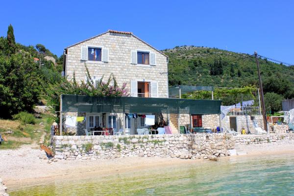 Na zdjęciu widoczny jest obiekt Rooms by the sea Sladjenovici, Dubrovnik - 2161 położony w mieście Slano.