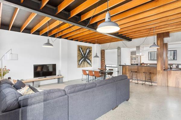 Stunning Warehouse Pad - Moments From The Waterfront - Hobart