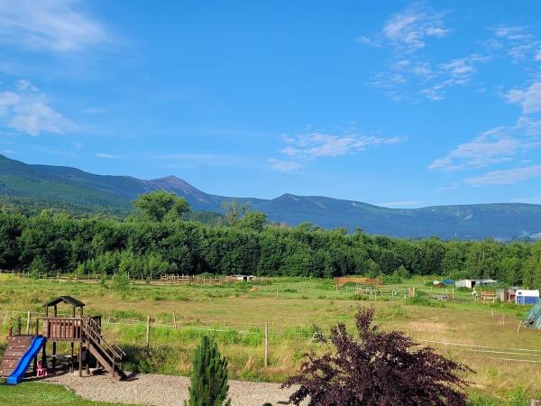 Na fotografii je vidět objekt Apartamenty Malinówka pod Śnieżką nacházející se ve městě Kowary.