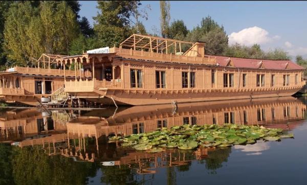 A la foto es mostra l'objecte Palace Heights Houseboats situat a la ciutat de Srinagar.