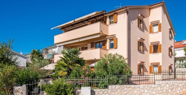 A la foto es mostra l'objecte Apartments by the sea Malinska, Krk - 19227 situat a la ciutat de Malinska.