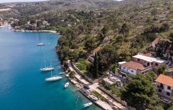 Na zdjęciu widoczny jest obiekt Apartments by the sea Bobovisca na Moru, Brac - 5682 położony w mieście Ložišće.