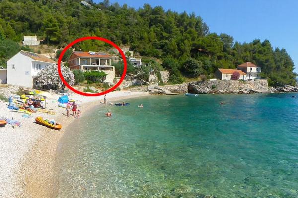 På billedet ses objektet Seaside secluded apartments Cove Skozanje, Hvar - 5713 beliggende i byen Gdinj.