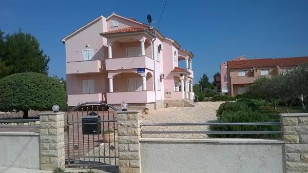 Nella foto è visibile l'oggetto Apartment Vrsi - Mulo 5860b situato nella città di Nin (Nona).