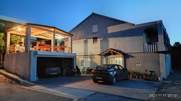 Na fotografii je vidět objekt Apartment Kneza 4342a nacházející se ve městě Račišće.