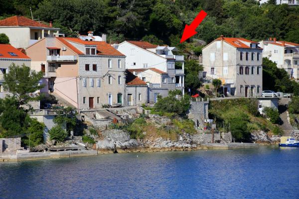 Na fotografii je vidět objekt Apartment Racisce 4360a nacházející se ve městě Račišće.