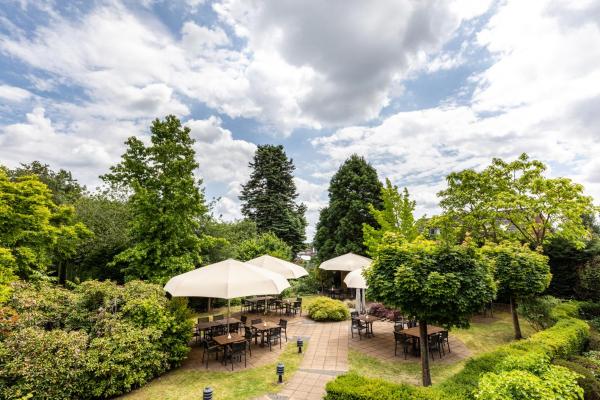 写真にはGenhülsen市にあるHotel Elisenhof Mönchengladbachが写っています。