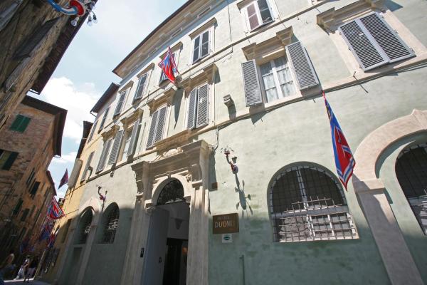 På billedet ses objektet Hotel Duomo beliggende i byen Siena.