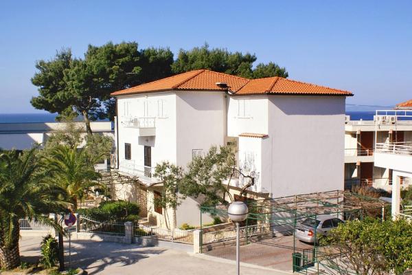 A la foto es mostra l'objecte Apartments by the sea Podgora, Makarska - 4330 situat a la ciutat de Podgora.
