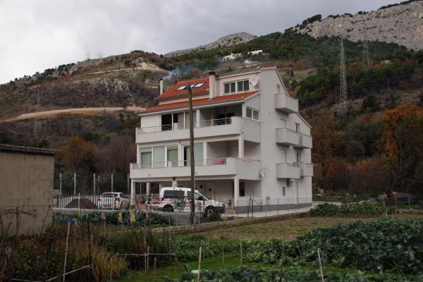 Nella foto è visibile l'oggetto Apartments with a swimming pool Zakucac, Omis - 5954 situato nella città di Omiš (Almissa).