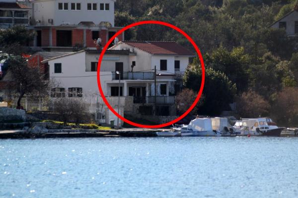 På billedet ses objektet Apartments by the sea Vinisce, Trogir - 5982 beliggende i byen Vinišće.