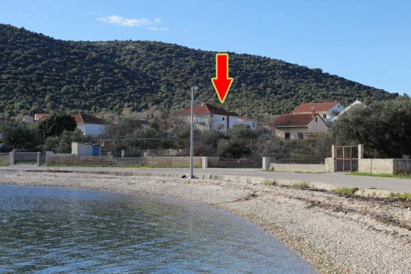 På billedet ses objektet Family friendly seaside apartments Vinisce, Trogir - 5946 beliggende i byen Vinišće.