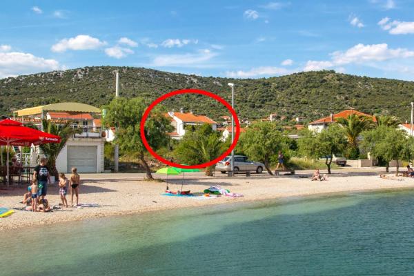 På billedet ses objektet Apartments by the sea Vinisce, Trogir - 6015 beliggende i byen Vinišće.