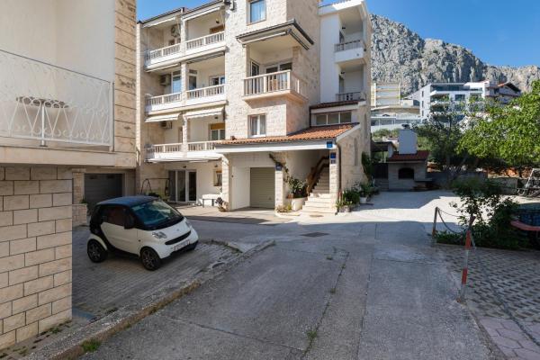 På billedet ses objektet Apartment Duce 5973b beliggende i byen Omiš.