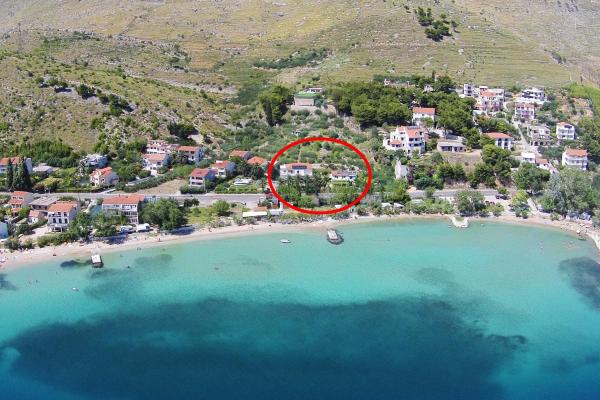 En la foto se muestra el objeto Apartments by the sea Duce, Omis - 5987 ubicado en la ciudad de Duće.