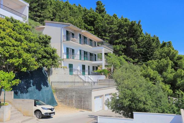 Na zdjęciu widoczny jest obiekt Apartments with a parking space Brela, Makarska - 6043 położony w mieście Brela.