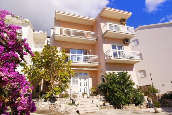 En la foto se muestra el objeto Apartments by the sea Duce, Omis - 7576 ubicado en la ciudad de Duće.