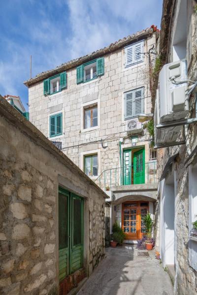 Na fotografii je vidět objekt Apartments with WiFi Split - 7596 nacházející se ve městě Split.