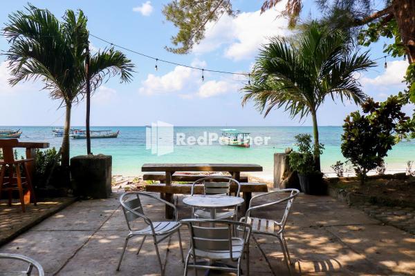 La photo montre l'objet Sahabat Pantai Guest House Mitra RedDoorz situé dans la ville de Tanjungbinga.