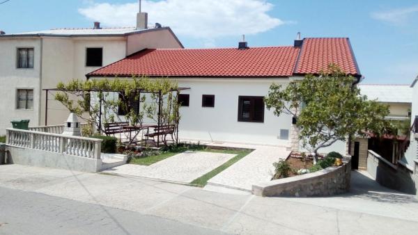 Na fotografii je vidět objekt Apartments with parking space Senj - 7475 nacházející se ve městě Senj.
