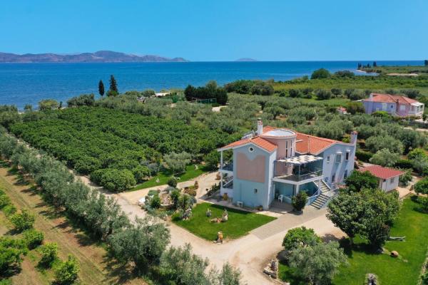Na zdjęciu widoczny jest obiekt Beachfront Villa Samantha's Paradise położony w mieście Kiverion.