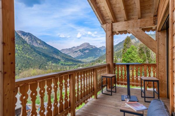 The photo shows the Perle de Savoie - Apt B401 - BO Immobilier - Châtel Multipass 2026 Activités en Été offert par votre hôte located in the city of Châtel.