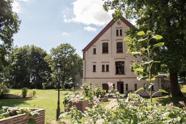 Op de foto is het object Gutshaus Zarchlin te zien, gelegen in de stad Neu Poserin.