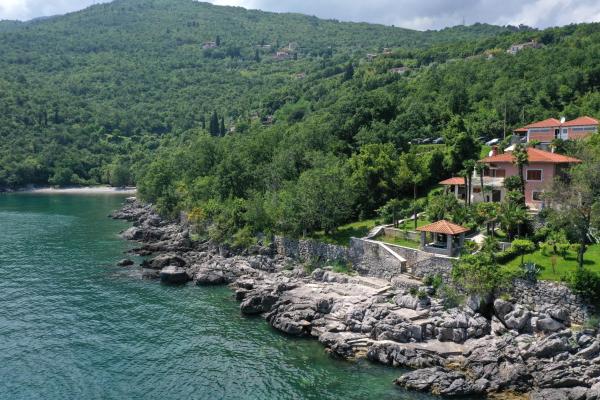 Auf dem Foto ist das Objekt Apartments by the sea Medveja, Opatija - 7722 in der Stadt Lovran zu sehen.