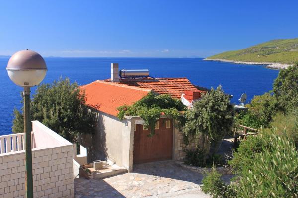 Na fotografii je vidět objekt Apartments by the sea Zavalatica, Korcula - 9274 nacházející se ve městě Zavalatica.