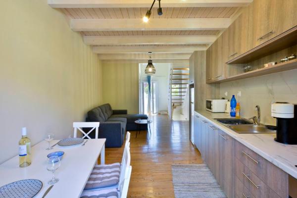 På billedet ses objektet Aliki Beach House beliggende i byen Roda.