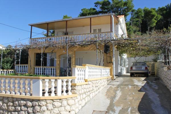 På billedet ses objektet Apartments with a parking space Vlasici, Pag - 9348 beliggende i byen Miškovići.