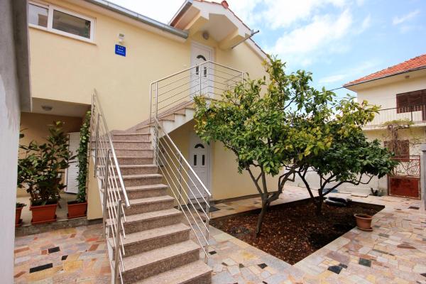 照片显示了位于Vinišće市的Apartments by the sea Vinisce, Trogir - 10008物件。