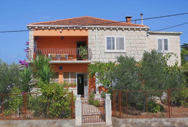 A la foto es mostra l'objecte Apartments by the sea Korcula - 10042 situat a la ciutat de Korčula.