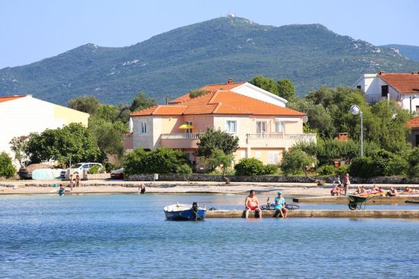 Nella foto è visibile l'oggetto Apartments by the sea Sreser, Peljesac - 10138 situato nella città di Janjina.