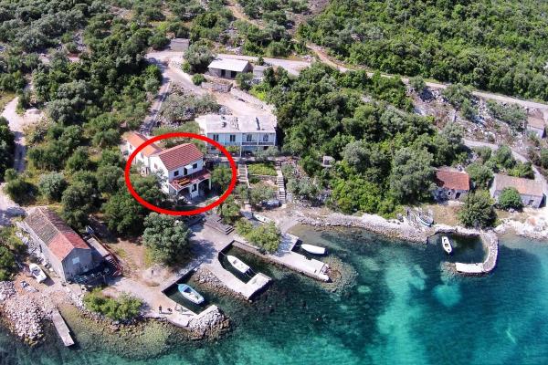 Nella foto è visibile l'oggetto Apartments by the sea Zuronja, Peljesac - 10134 situato nella città di Žuronja.