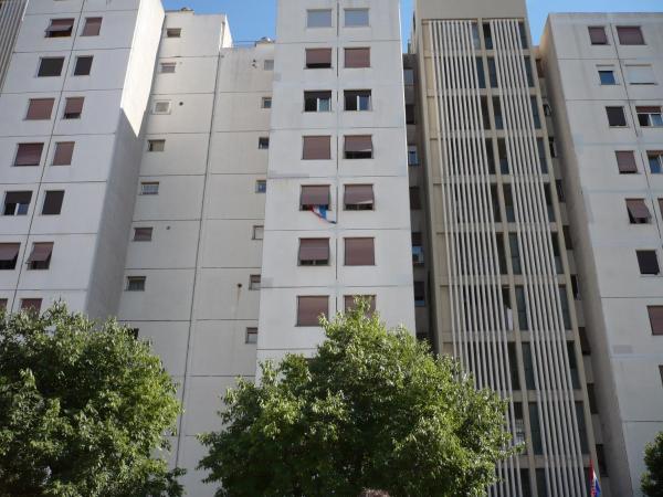На фото показан объект Apartments with WiFi Split - 11680, расположенный в городе Сплит.