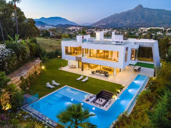 A la foto es mostra l'objecte Newly Built 6 BDRM Luxury Villa in Nueva Andalucía situat a la ciutat de Marbella.