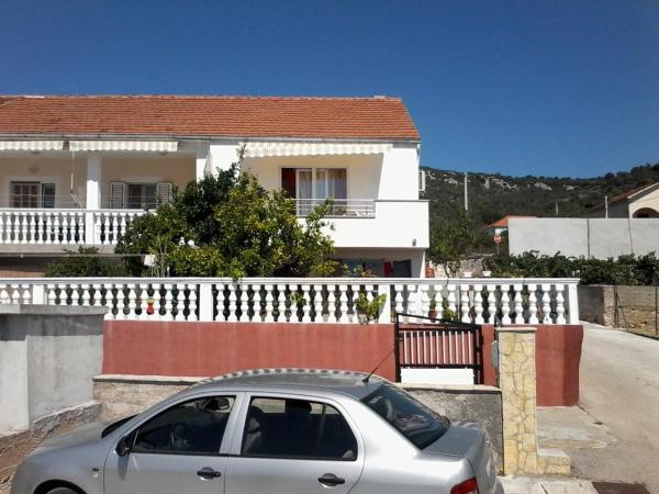 На фото показан объект Apartments with parking space Vinisce, Trogir - 12248, расположенный в городе Винишче.