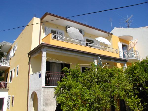 Na fotografii je vidět objekt Apartments with a parking space Podgora, Makarska - 12306 nacházející se ve městě Podgora.