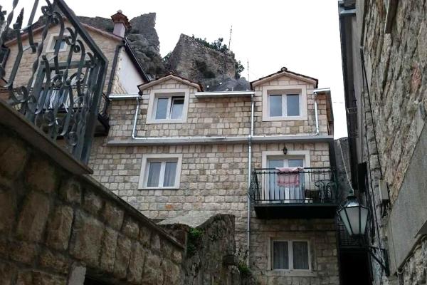 På billedet ses objektet Apartments with WiFi Omis - 11836 beliggende i byen Omiš.