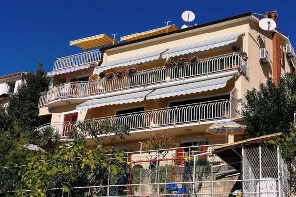 På bilden syns objektet Apartments and rooms with parking space Rabac, Labin - 12368 som ligger i staden Rabac.