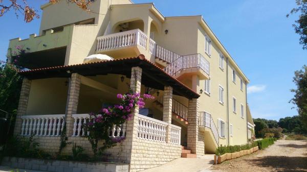 A la foto es mostra l'objecte Apartments with a parking space Mandre, Pag - 12409 situat a la ciutat de Kolan.