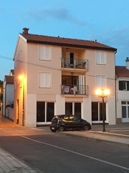 Na fotografii je vidět objekt Apartments by the sea Jezera, Murter - 12728 nacházející se ve městě Jezera.